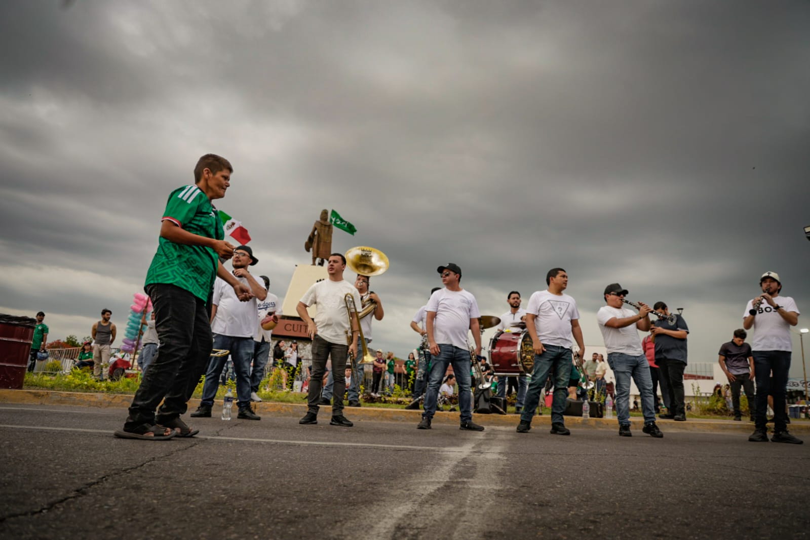 Aficionados se reúnen en La Canasta, en Culiacán, para ver el partido de México contra Inglaterra en el Mundial 2026