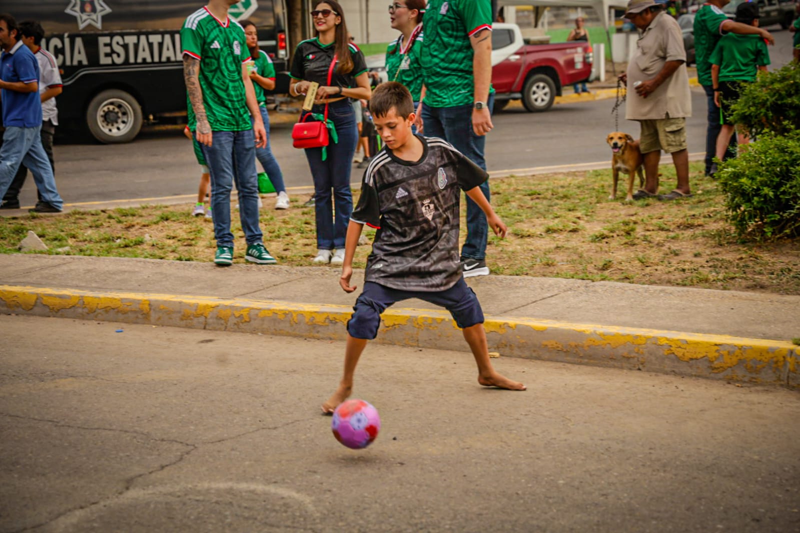 Aficionados se reúnen en La Canasta, en Culiacán, para ver el partido de México contra Inglaterra en el Mundial 2026