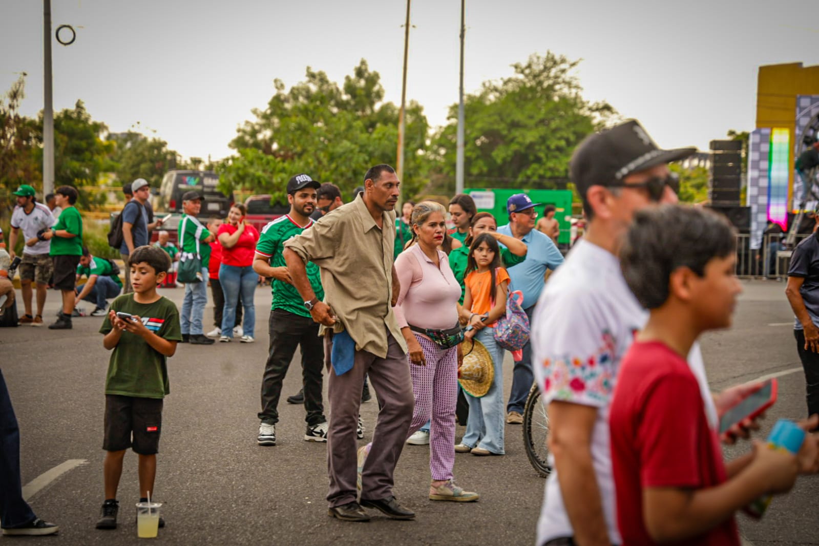 Aficionados se reúnen en La Canasta, en Culiacán, para ver el partido de México contra Inglaterra en el Mundial 2026