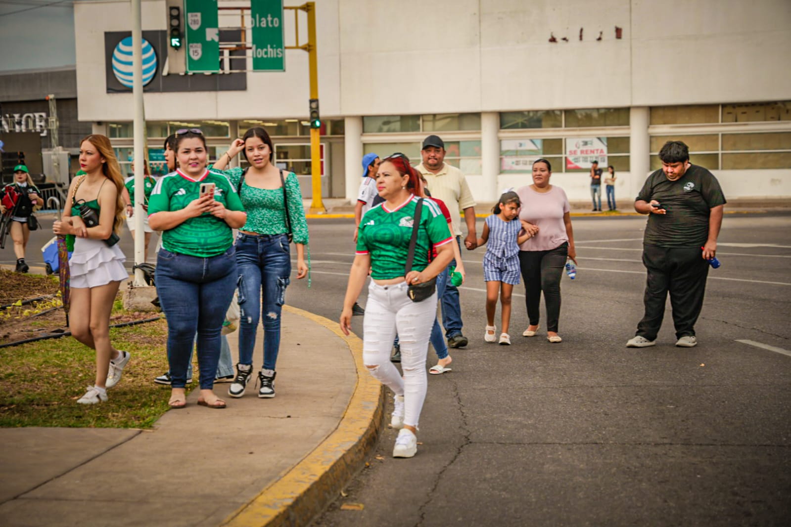 Aficionados se reúnen en La Canasta, en Culiacán, para ver el partido de México contra Inglaterra en el Mundial 2026