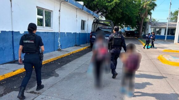 “Venimos de vacaciones a trabajar”: agentes de Tránsito detectan a dos menores en cruceros de Culiacán, Sinaloa