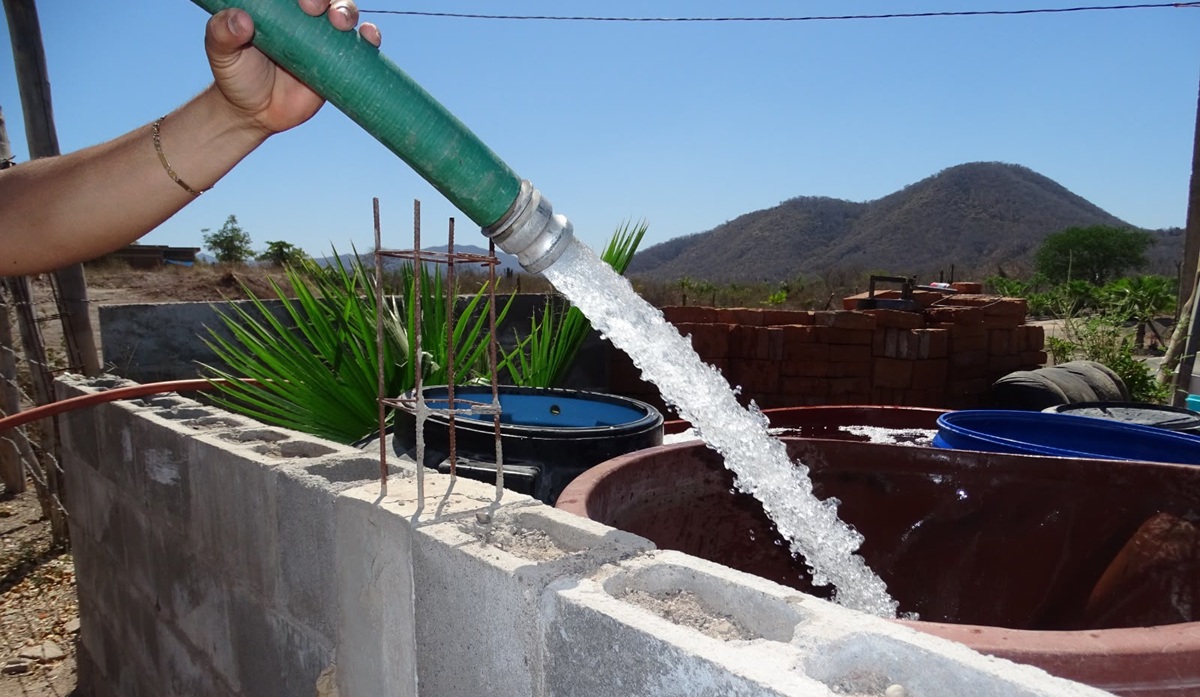 Llevan agua potable en pipas a comunidades rurales de Culiacán