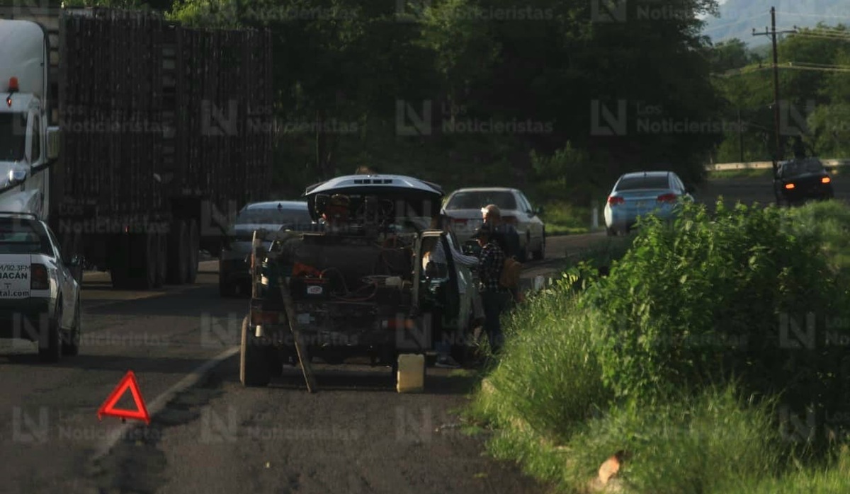 Al menos 15 vehículos afectados por ponchallantas tras persecución a sujetos armados en la México 15 libre, en Culiacán