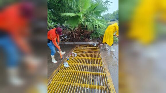 Activa Ayuntamiento de Ahome brigadas para limpiar alcantarillas y bocas de tormenta, ante intensa lluvia