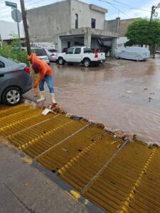 Activa ayuntamiento de Ahome brigadas para limpiar alcantarillas