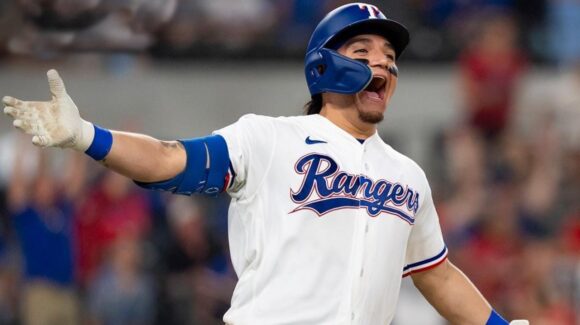 El sinaloense Alejandro Osuna conecta su primer home run del 2026 con los Rangers de Texas