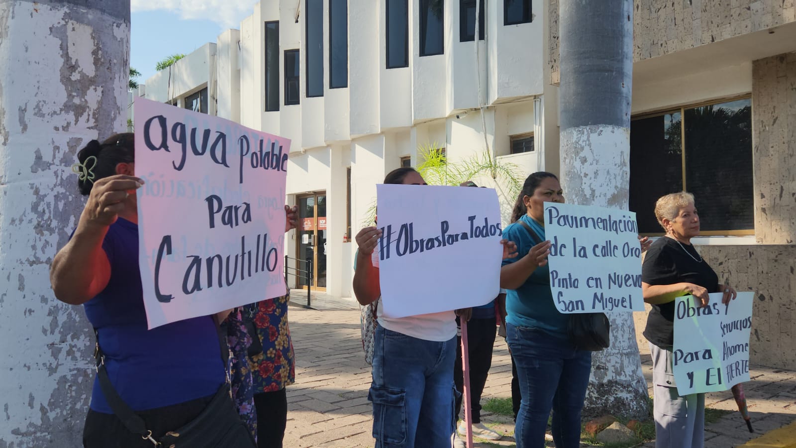 Antorchistas en Ahome se manifiestan en el Palacio Municipal
