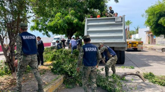 Despliega Semar el Plan Marina en Mazatlán, Sinaloa, tras intensas lluvias; brigadas de rescate atienden colonias afectadas