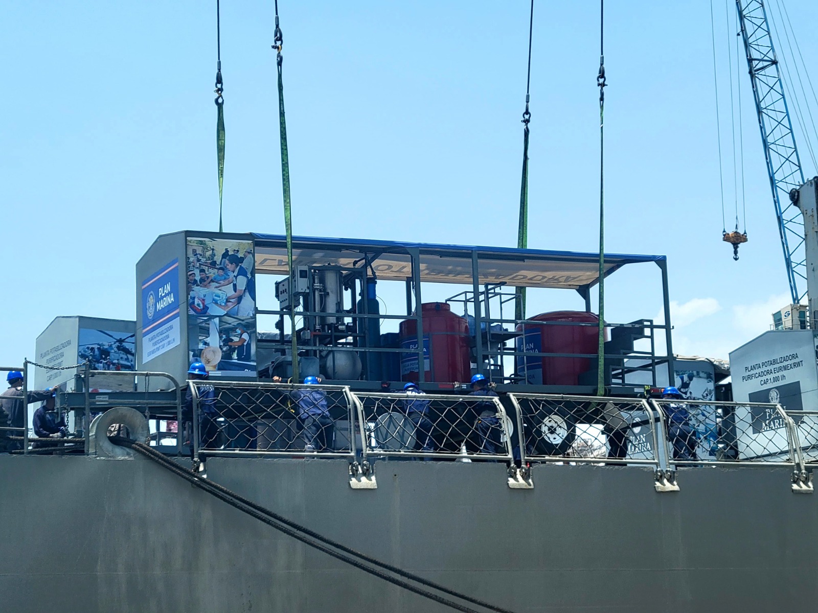 Armada de México entrega ayuda humanitaria a Venezuela