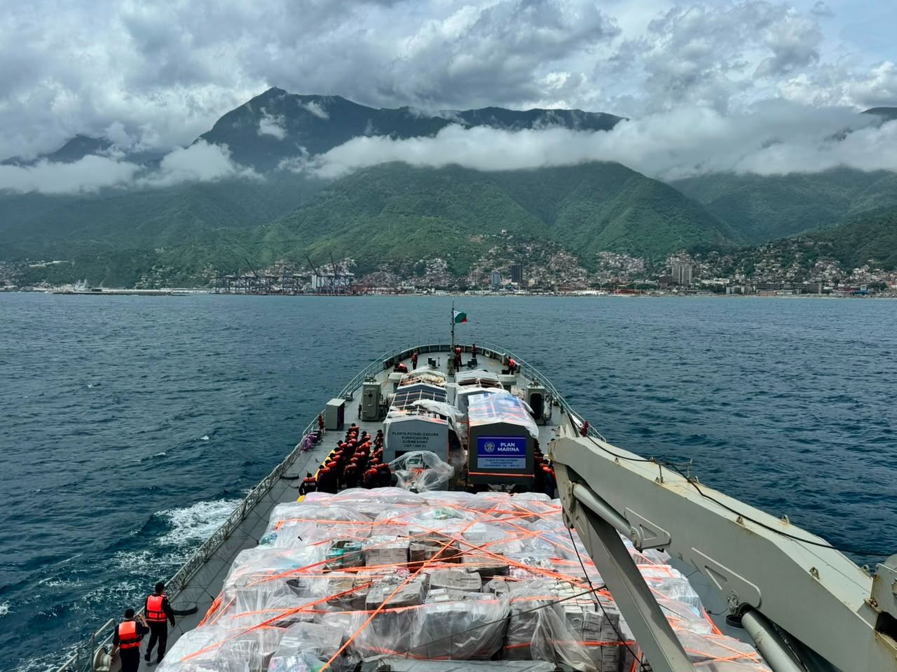 Armada de México entrega ayuda humanitaria a Venezuela