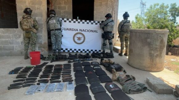 Operativos en Mazatlán y Elota, Sinaloa, dejan explosivos, armas y droga asegurados por fuerzas federales