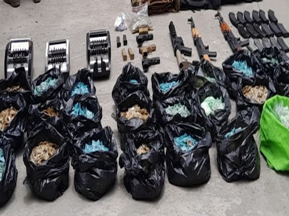 Aseguran armas y droga a detenidos en motel de Mazatlán