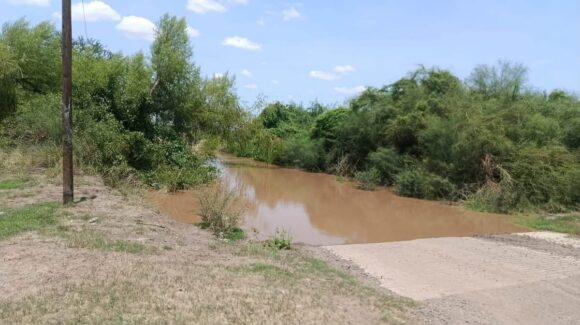 Cierre preventivo en arroyo San Juanico de Guasave, Sinaloa, por aumento en el nivel del agua; piden evitar la zona