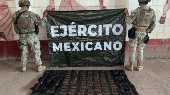 Huye y deja un arsenal; Ejército asegura fusiles, cargadores y municiones en Escuinapa, Sinaloa