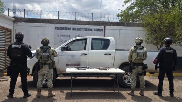 Tras persecución, aseguran fusiles AK-47, cartuchos y una camioneta robada en Villa Juárez, Navolato