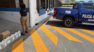 aseguran 40 litros de metanfetamina en empresa de paqueteria de los mochis sin
