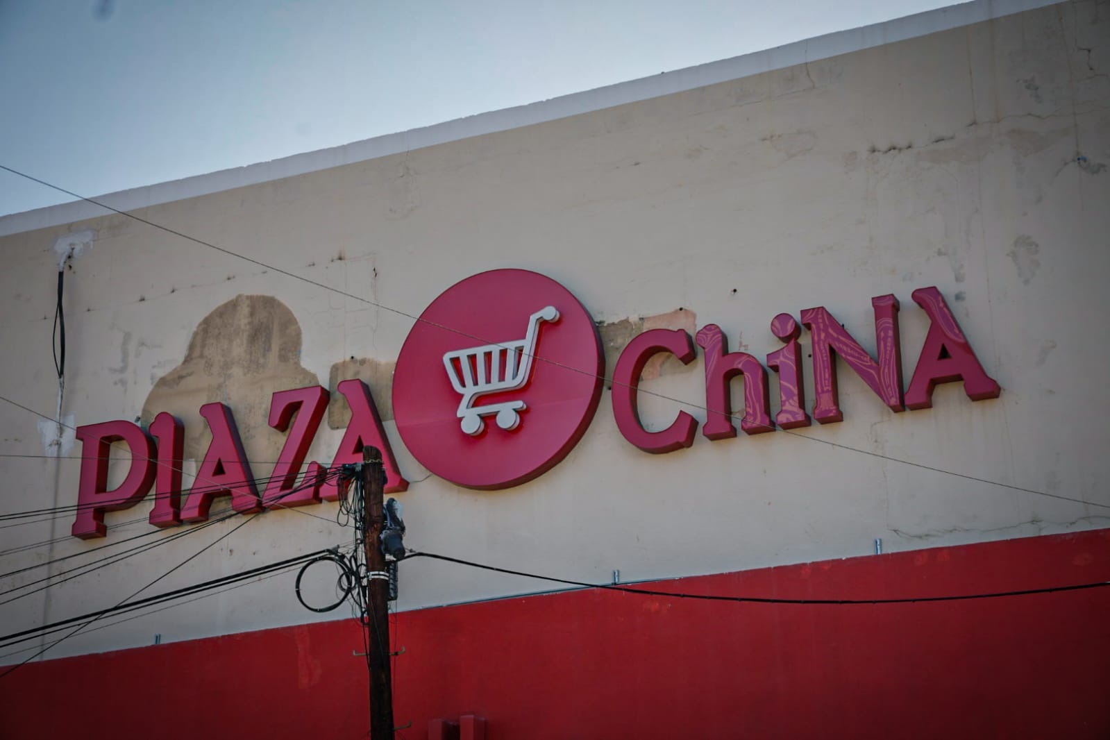 FGR asegura tres "tiendas chinas" en Culiacán