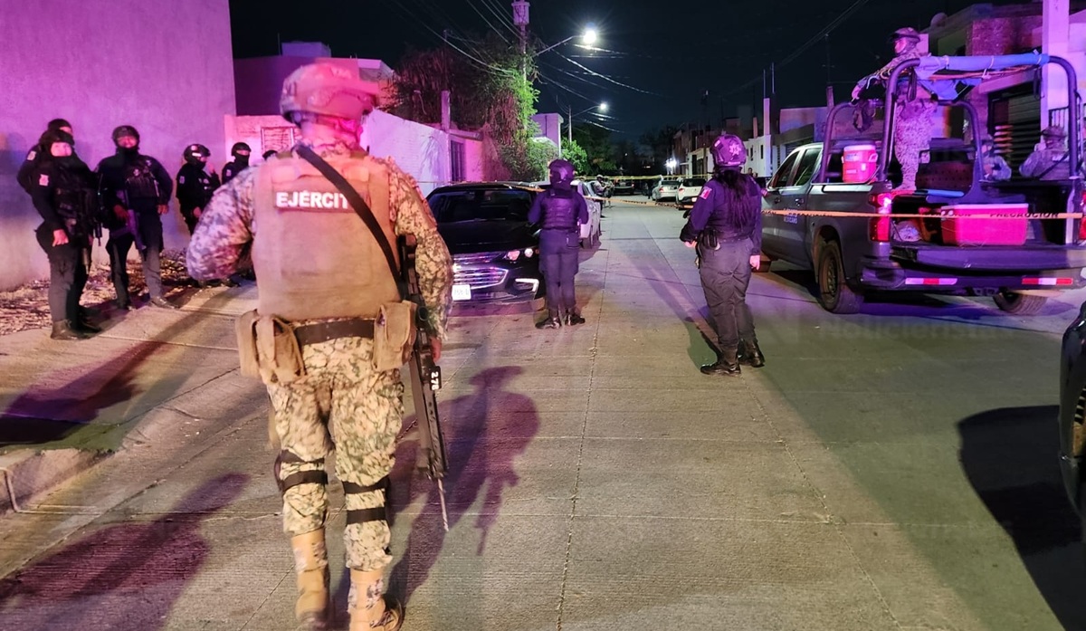 Ejército y policías estatales resguardan zona donde un joven fue asesinado a balazos en Culiacán