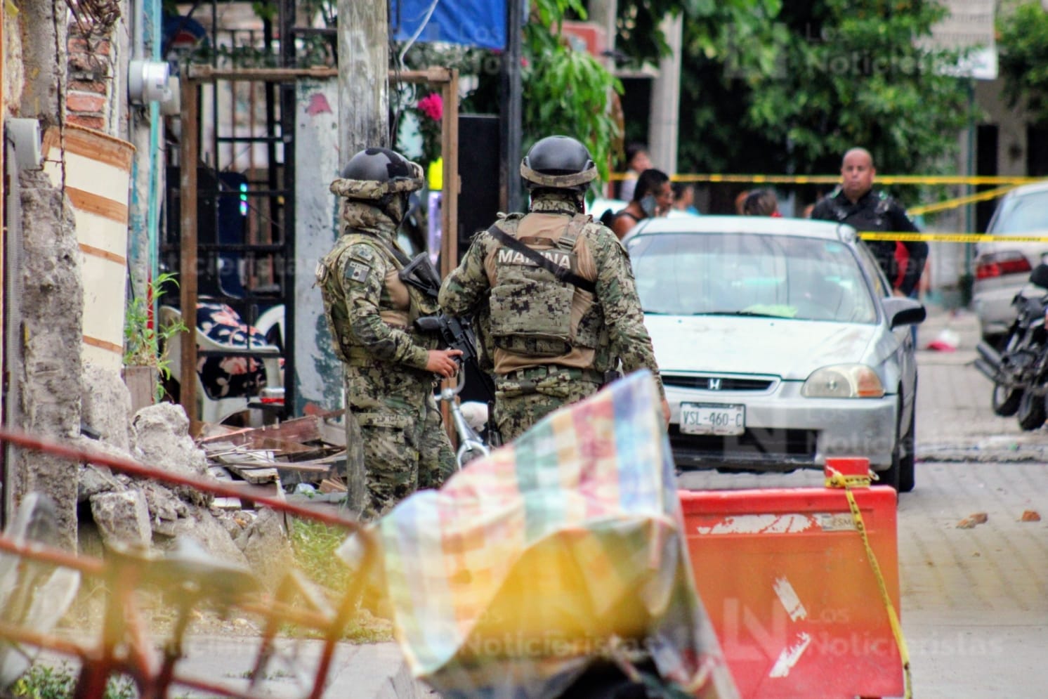 Ejército resguarda el sitio donde una mujer fue asesinada a balazos en Mazatlán