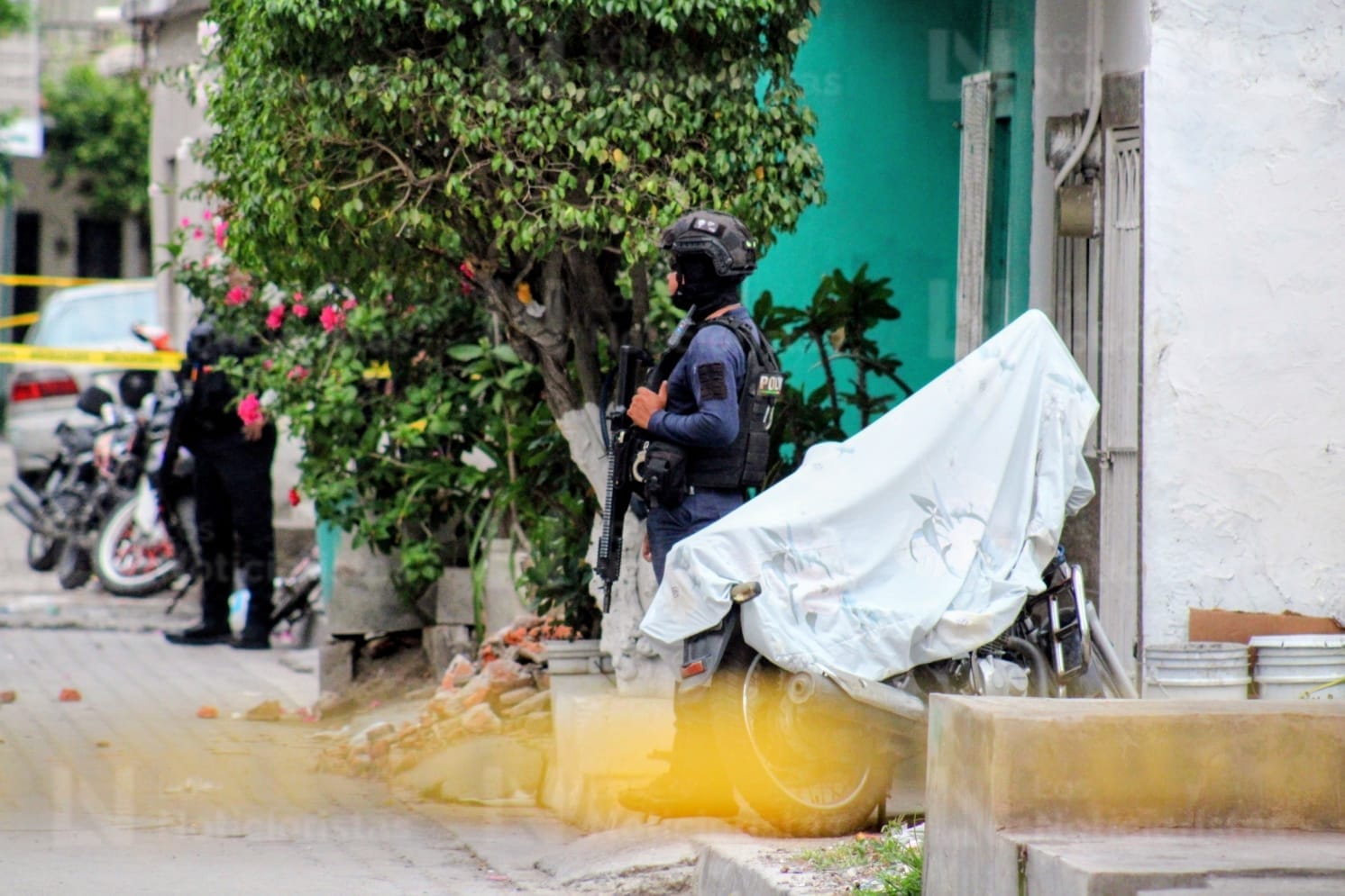 Ejército resguarda el sitio donde una mujer fue asesinada a balazos en Mazatlán