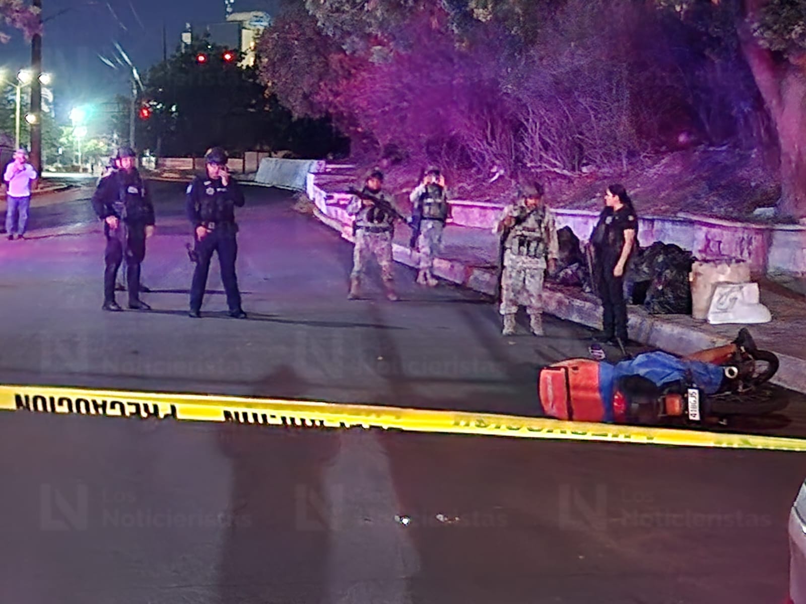 Autoridades en la escena del crimen en Culiacán