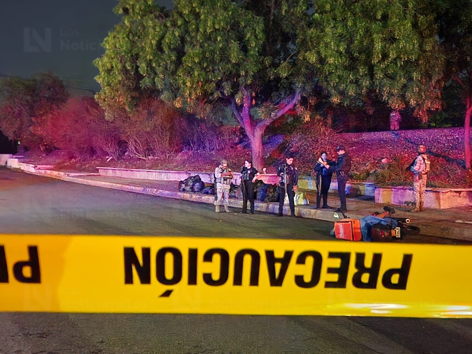 Autoridades en la escena del crimen en Culiacán