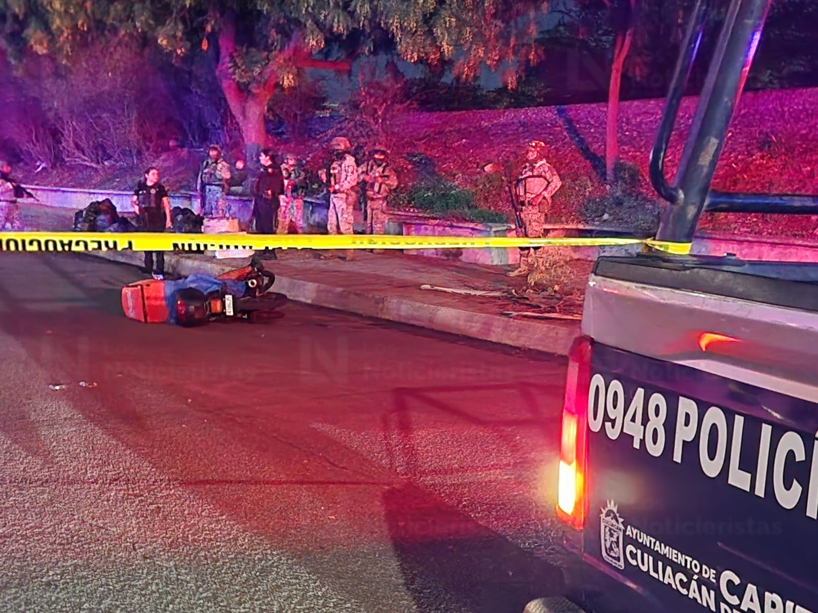 Autoridades en la escena del crimen en Culiacán
