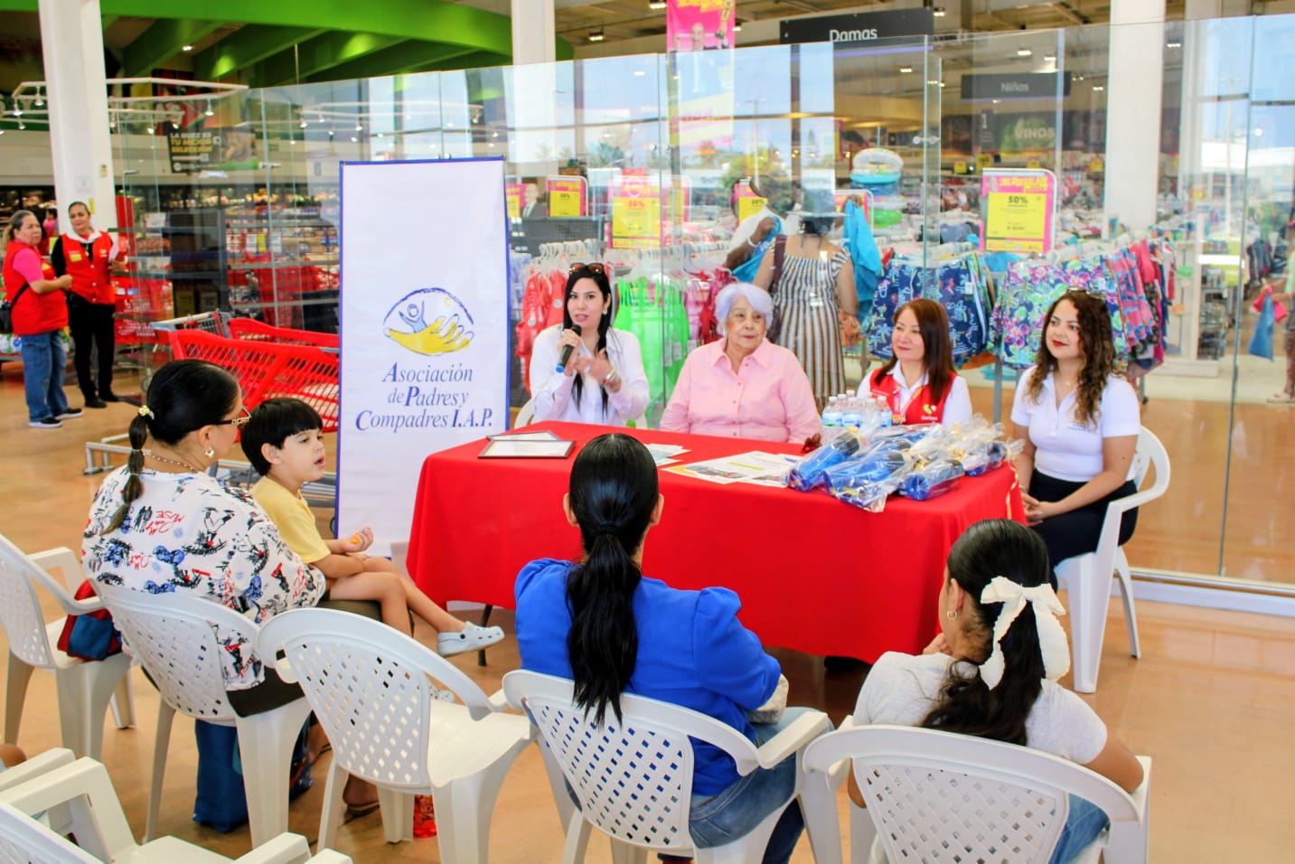 Asociación Padres y Compadres I.A.P. de Mazatlán recibe donación del redondeo por parte de tiendas Soriana
