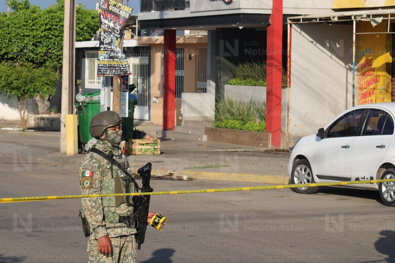 Atacan con artefactos explosivos un negocio de sushi y una vivienda en Mazatlán