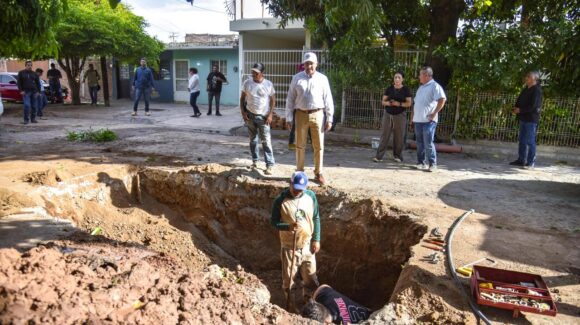 Japama atiende problemas añejos de drenaje en Ahome; Antonio Menéndez supervisa trabajos y escucha a vecinos