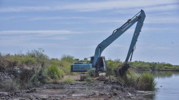 Avanza limpieza y desazolve del dren Juárez; Gobierno de Ahome, Sinaloa, trabaja para reducir riesgos durante lluvias
