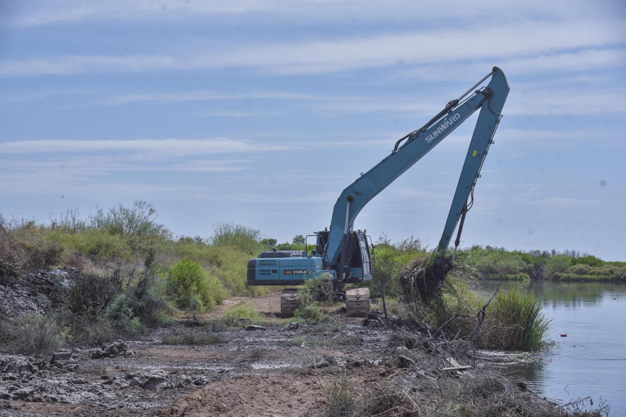 Avanza limpieza y desazolve del dren Juárez en Ahome