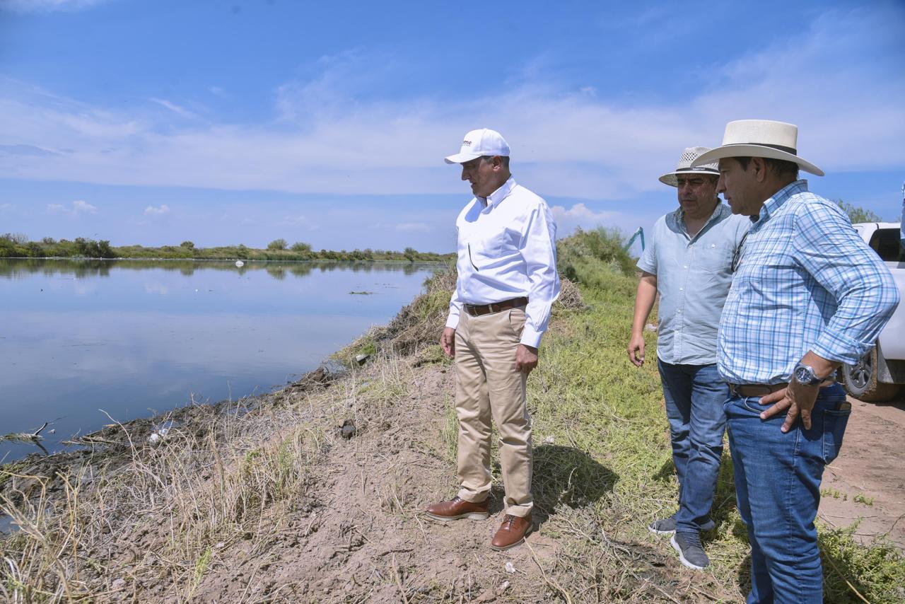 Avanza limpieza y desazolve del dren Juárez en Ahome