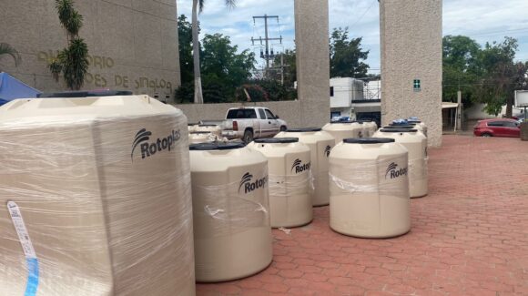 Ayuntamiento de Guasave, Sinaloa, entrega tinacos subsidiados a 20 familias de distintas colonias y comunidades