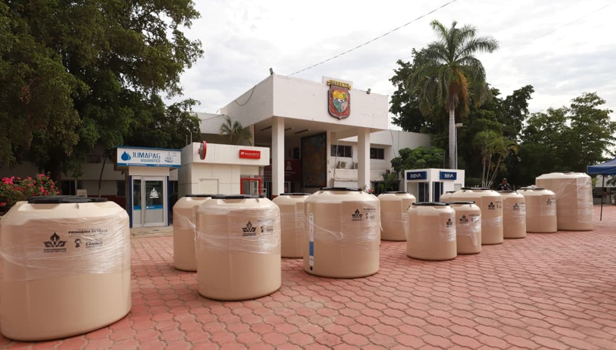 Ayuntamiento de Guasave y Congregación Mariana Trinitaria entregan tinacos a población vulnerable