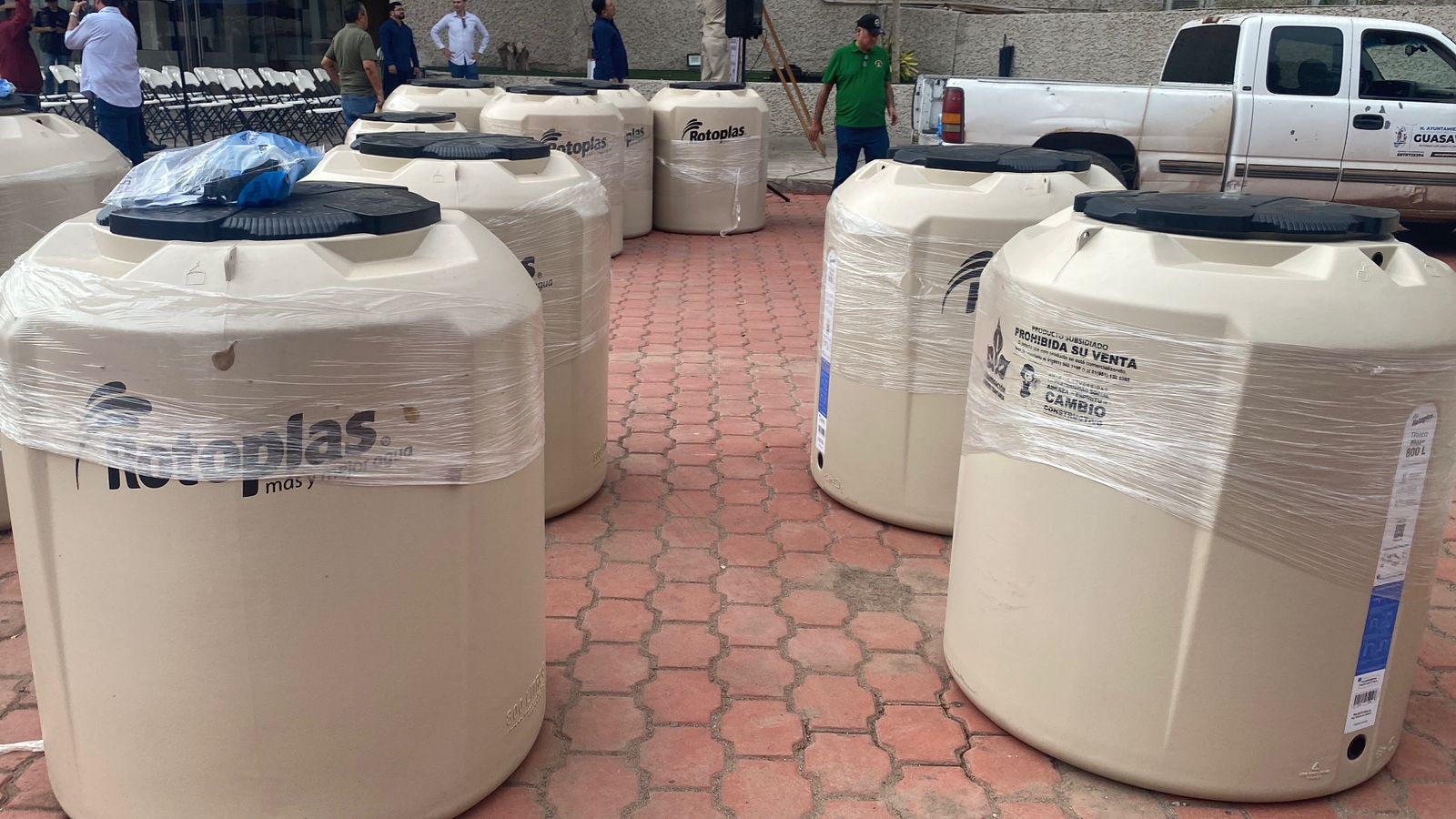 Ayuntamiento de Guasave y Congregación Mariana Trinitaria entregan tinacos a población vulnerable