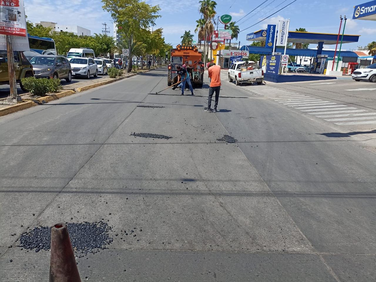 Inicia Ayuntamiento de Ahome bacheo con carpeta asfáltica en el bulevar Antonio Rosale