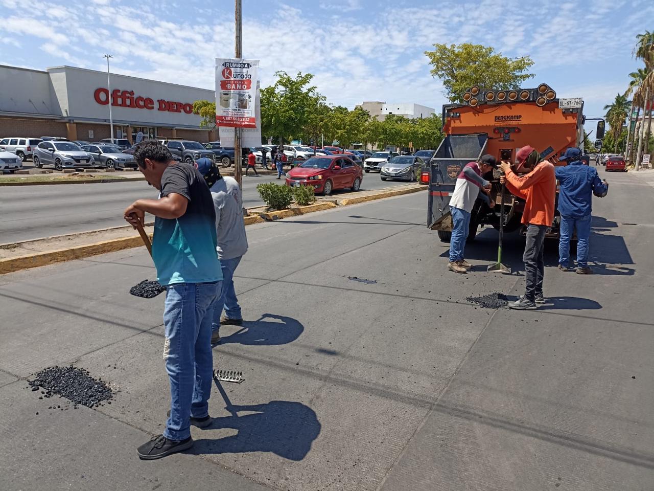 Inicia Ayuntamiento de Ahome bacheo con carpeta asfáltica en el bulevar Antonio Rosale
