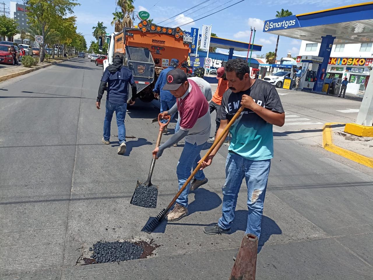 Inicia Ayuntamiento de Ahome bacheo con carpeta asfáltica en el bulevar Antonio Rosale