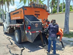 Ayuntamiento de Ahome continúa colocando asfalto en zona urbana y rural