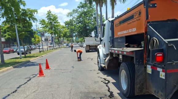 Siguen aflorando baches; Ayuntamiento de Ahome continúa colocando asfalto en zona urbana y rural