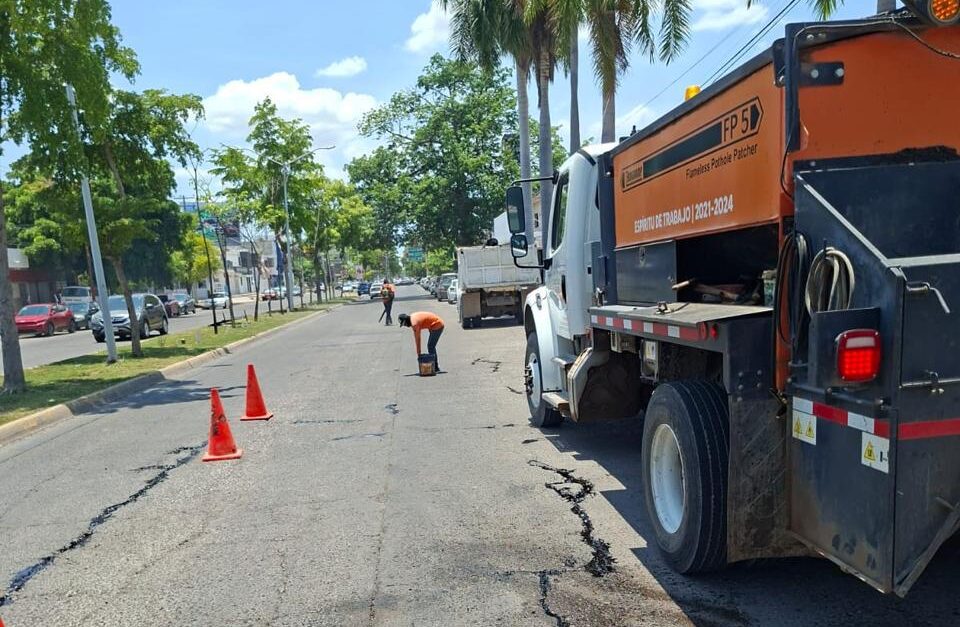Ayuntamiento de Ahome continúa colocando asfalto en zona urbana y rural