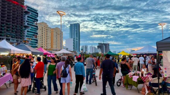 Más de 70 emprendedores participan en el bazar “Sabe a Mazatlán” en el Parque Central
