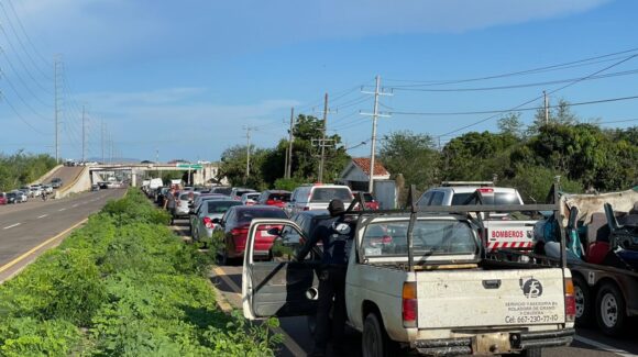 Tiroteo y persecución al norte de Culiacán, Sinaloa, deja al menos 15 vehículos ponchados