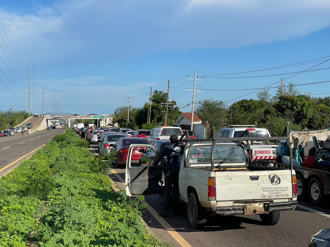 Tiran ponchallantas en carretera Culiacán-Los Mochis