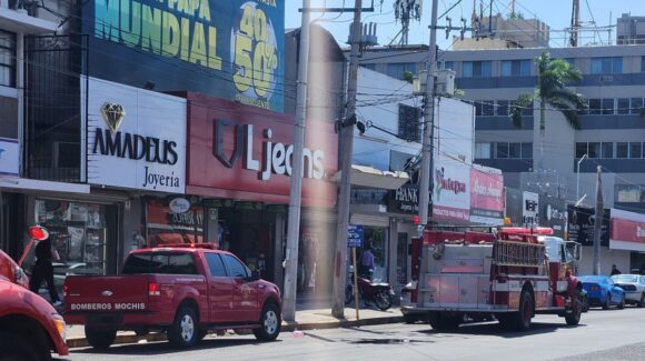 Presunto incendio en comercio de sector céntrico de Los Mochis alerta a Bomberos