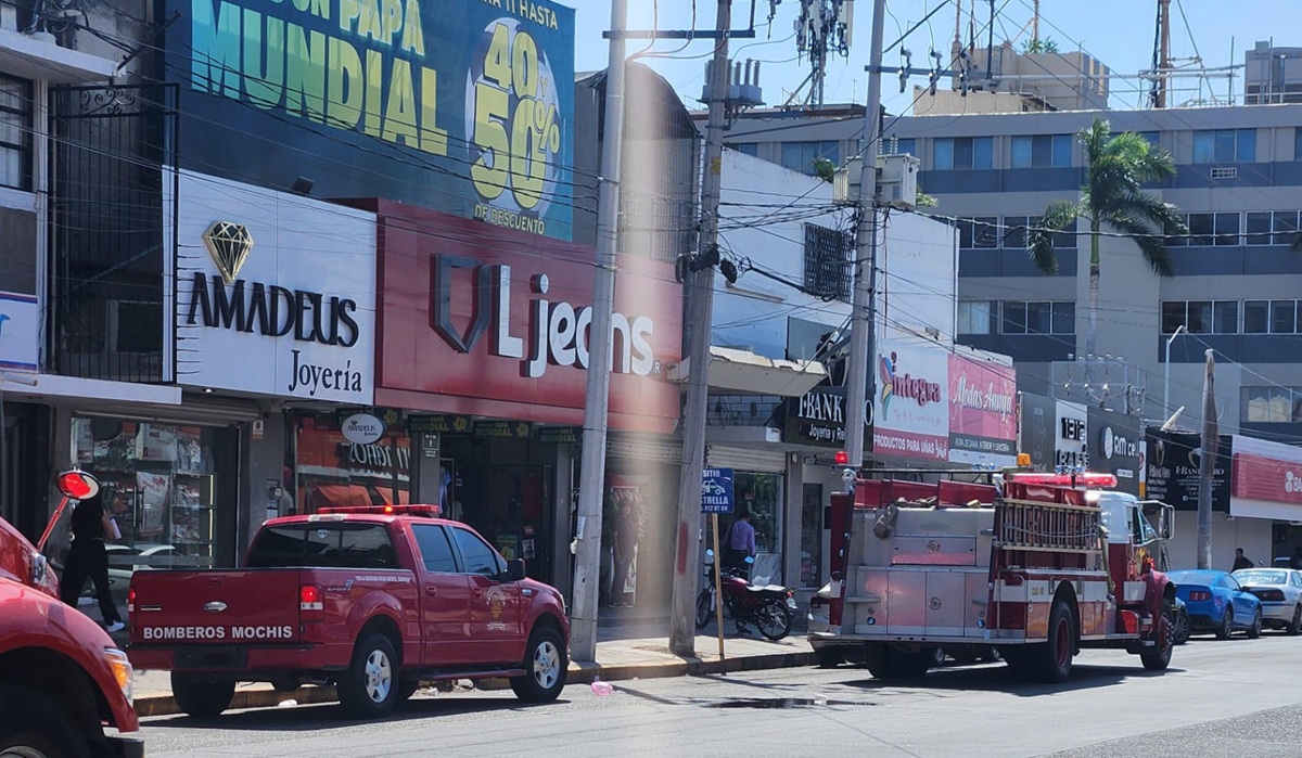 Bomberos atienden presunto incendio en local de ropa en el Centro de Los Mochis