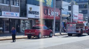 Bomberos atienden presunto incendio en local de ropa en el Centro de Los Mochis
