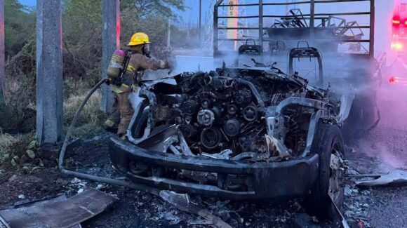 Incendio de vehículo y dos emergencias médicas movilizan a Bomberos Veteranos de Villa Unión, Mazatlán, Sinaloa