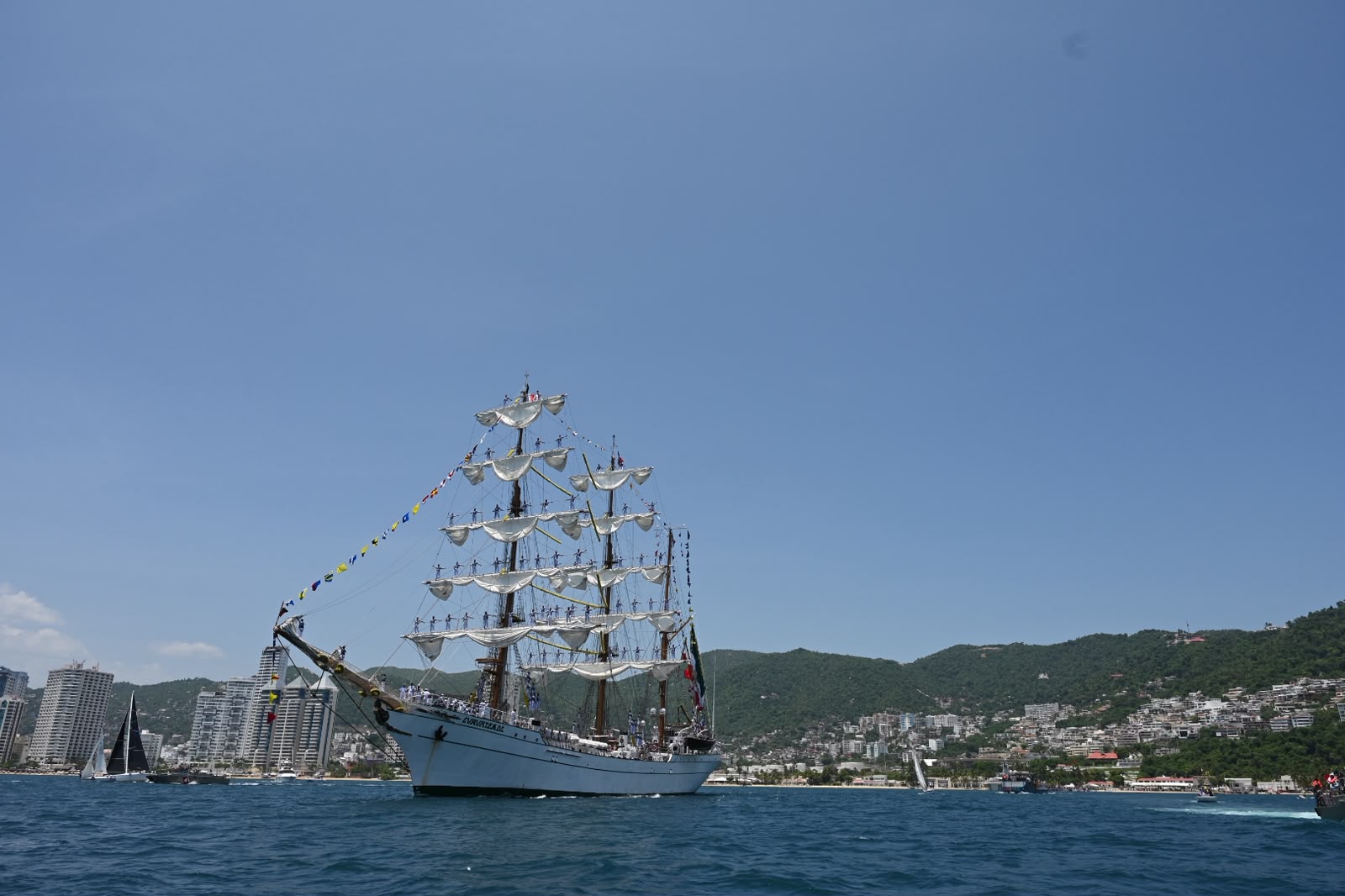 Buque Escuela Cuauhtémoc zarpa al mar